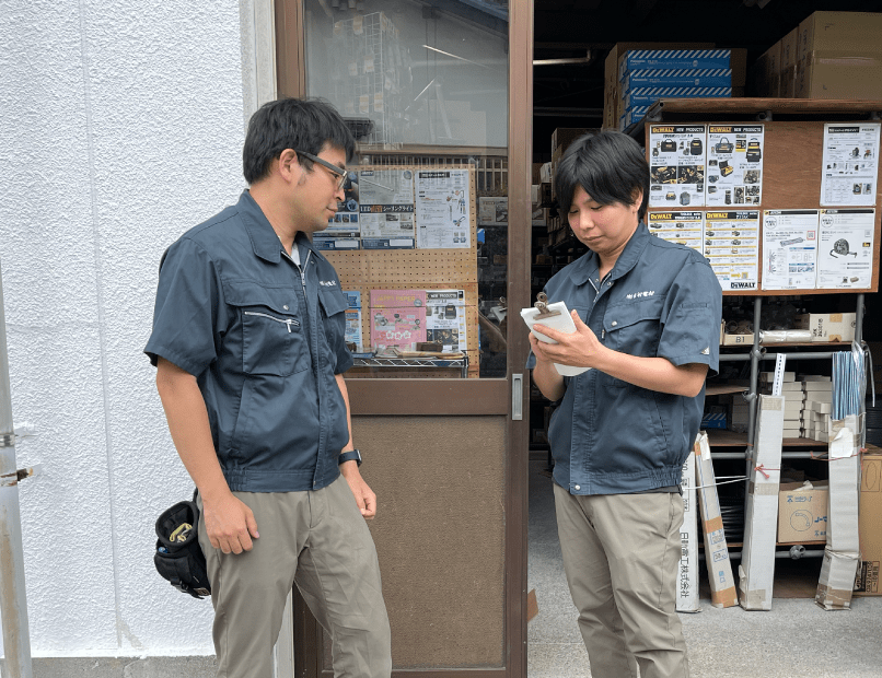 先輩社員のサポートを受けながら仕事を覚えていく